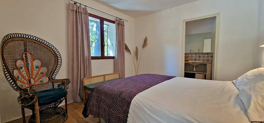 Chambre avec grand lit double et vue sur la piscine, à Baraccò Argia